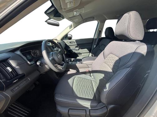 2025 Nissan Pathfinder S