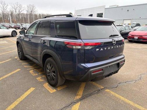 2022 Nissan Pathfinder SV