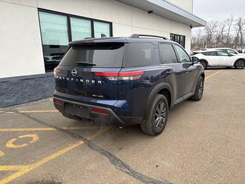 2022 Nissan Pathfinder SV