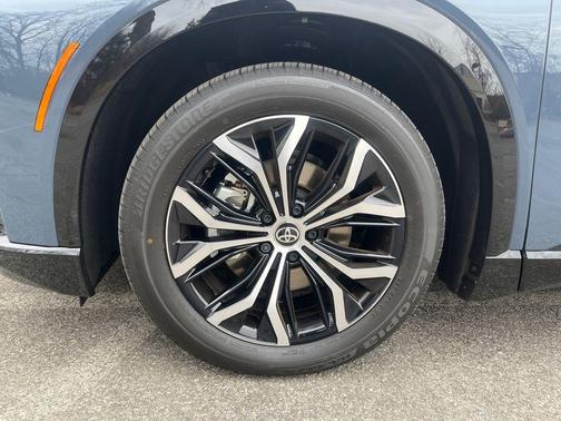 2025 Toyota Crown Signia XLE