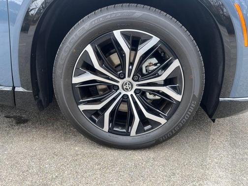 2025 Toyota Crown Signia XLE