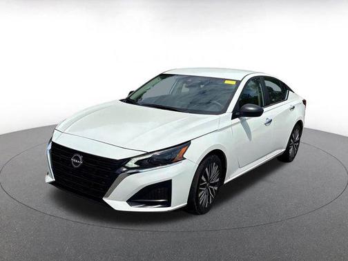 Glacier White 2025 Nissan Altima SV FWD