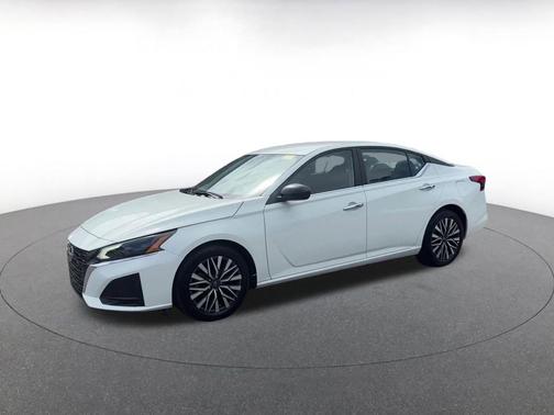 Glacier White 2025 Nissan Altima SV FWD
