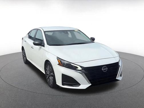 Glacier White 2025 Nissan Altima SV FWD