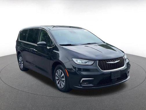 Brilliant Black Crystal Pearlcoat 2023 Chrysler Pacifica Hybrid Touring L