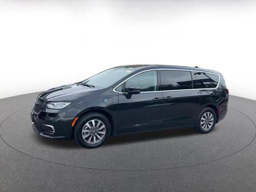 Brilliant Black Crystal Pearlcoat 2023 Chrysler Pacifica Hybrid Touring L