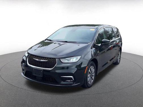 Brilliant Black Crystal Pearlcoat 2023 Chrysler Pacifica Hybrid Touring L