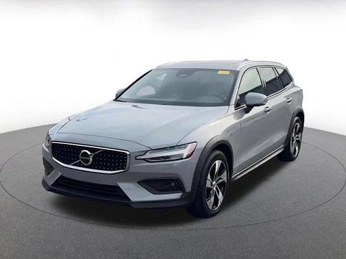 2025 Volvo V60 Cross Country B5 Plus
