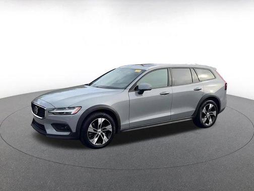 2025 Volvo V60 Cross Country B5 Plus