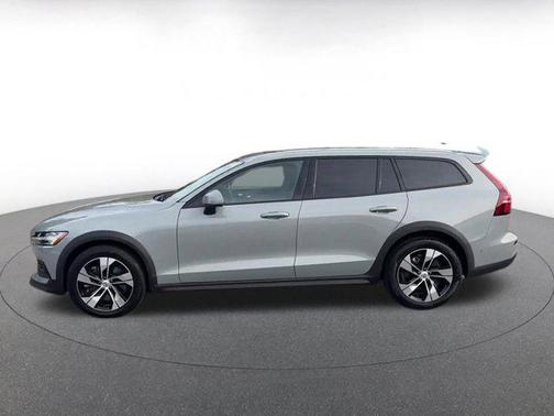 2025 Volvo V60 Cross Country B5 Plus