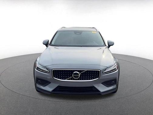 2025 Volvo V60 Cross Country B5 Plus