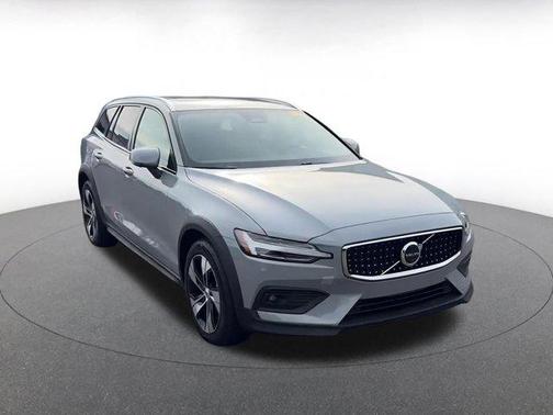 2025 Volvo V60 Cross Country B5 Plus