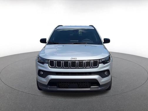 Silver Zynith Metallic Clearcoat 2025 Jeep Compass Latitude