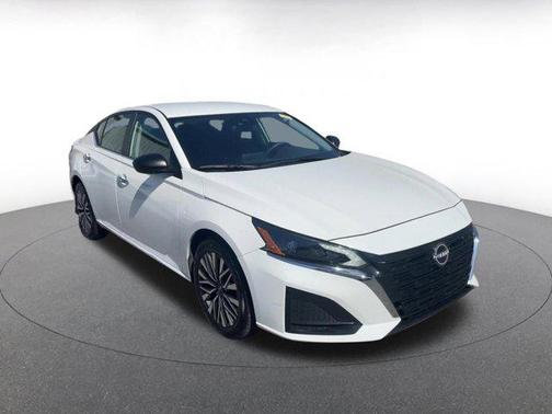 Glacier White 2025 Nissan Altima SV FWD