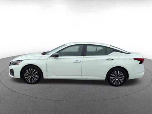 Glacier White 2025 Nissan Altima SV FWD