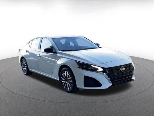 Glacier White 2025 Nissan Altima SV FWD