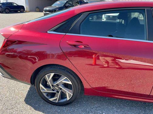 2025 Hyundai ELANTRA SEL