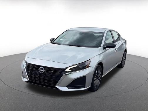 Brilliant Silver Metallic 2025 Nissan Altima SV FWD