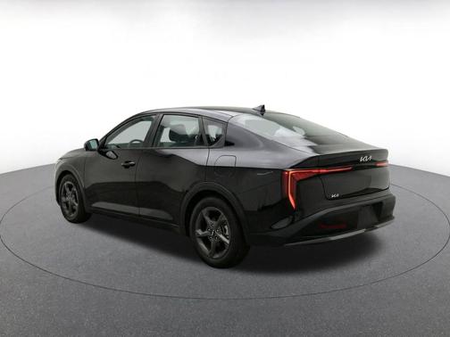 Aurora Black Pearl 2025 Kia K4 LXS