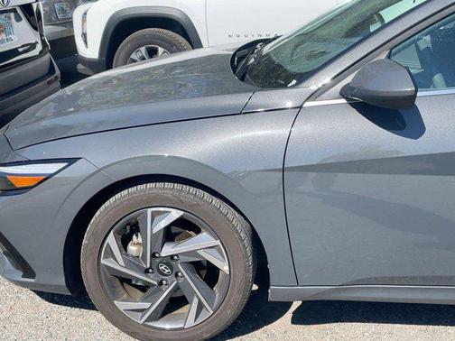 2025 Hyundai ELANTRA SEL