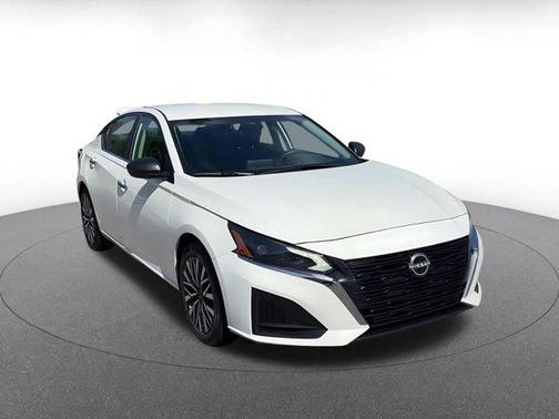 Glacier White 2025 Nissan Altima SV FWD