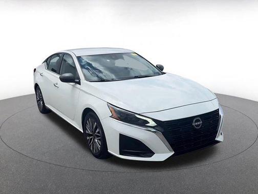 Glacier White 2025 Nissan Altima SV FWD