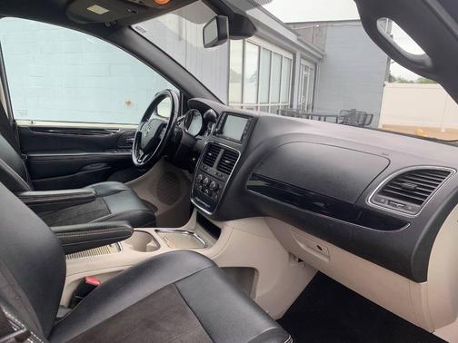 Black Onyx Crystal Pearlcoat 2020 Dodge Grand Caravan SXT