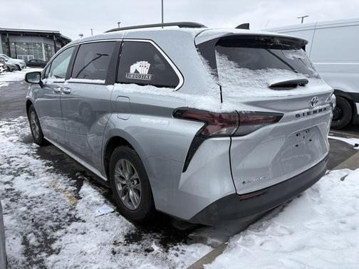 2025 Toyota Sienna LE