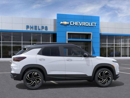 Iridescent Pearl Tricoat 2026 Chevrolet Trailblazer RS