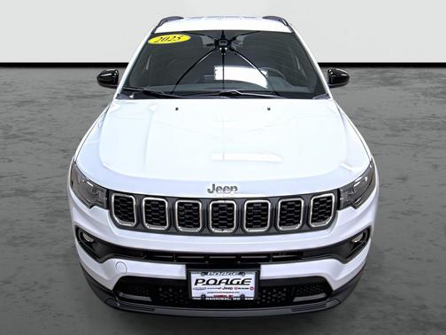 Bright White Clearcoat 2025 Jeep Compass Latitude