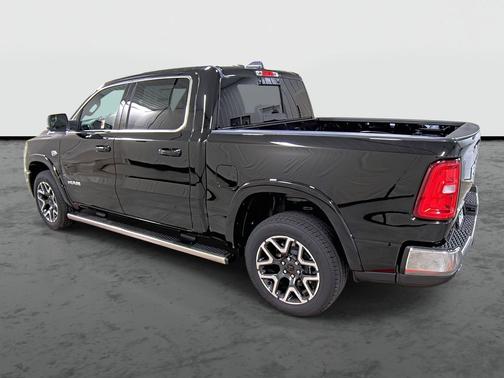 Diamond Black Crystal Pearlcoat 2026 RAM 1500 Laramie