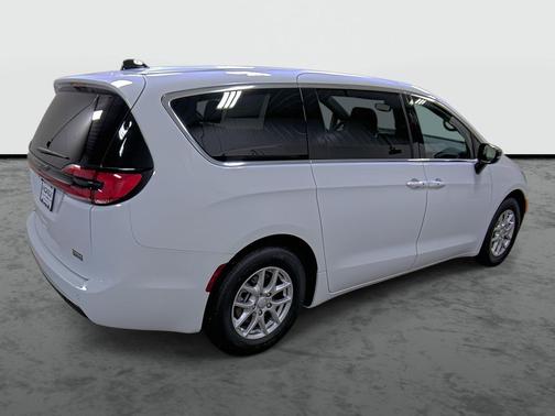 Bright White Clearcoat 2027 Chrysler Pacifica L