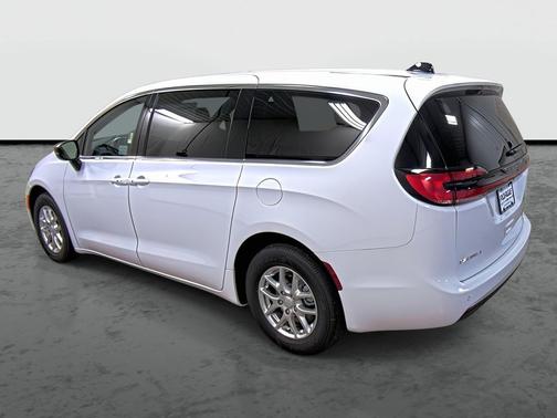 Bright White Clearcoat 2027 Chrysler Pacifica L