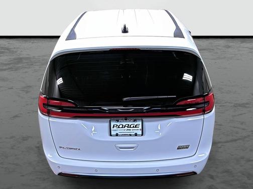 Bright White Clearcoat 2027 Chrysler Pacifica L