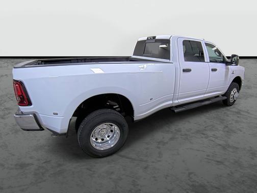 2025 RAM 3500 Tradesman Crew Cab 4x4 8' Box