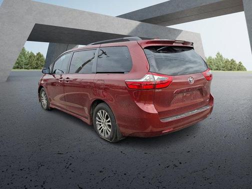 2020 Toyota Sienna XLE