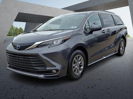 Magnetic Gray Met 2025 Toyota Sienna XLE