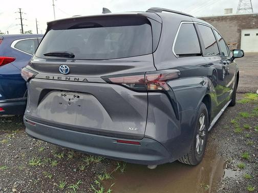 Magnetic Gray Met 2025 Toyota Sienna XLE
