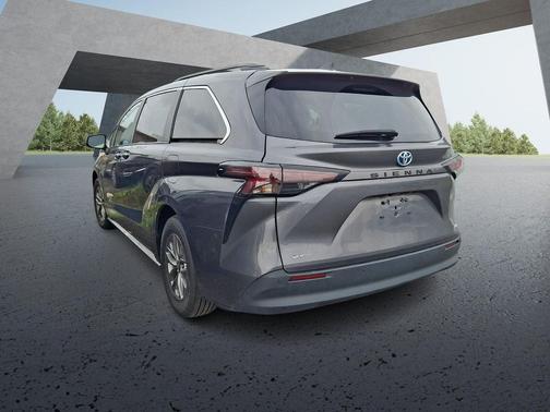 Magnetic Gray Met 2025 Toyota Sienna XLE