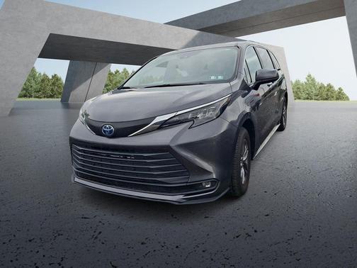 Magnetic Gray Met 2025 Toyota Sienna XLE