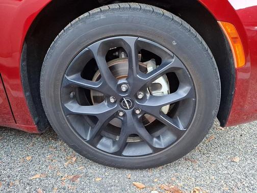 Red Hot Pearlcoat 2025 Chrysler Pacifica Limited