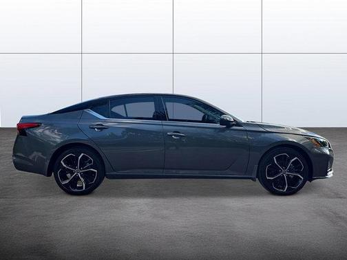 Gun Metallic/Super Black 2026 Nissan Altima SR FWD