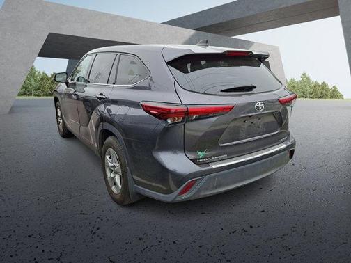 Magnetic Gray Metallic 2022 Toyota Highlander LE