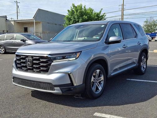 Lunar Silver Metallic 2023 Honda Pilot AWD EX-L 8 Passenger