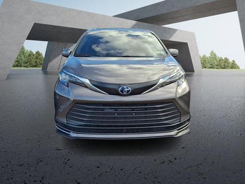 2024 Toyota Sienna LE