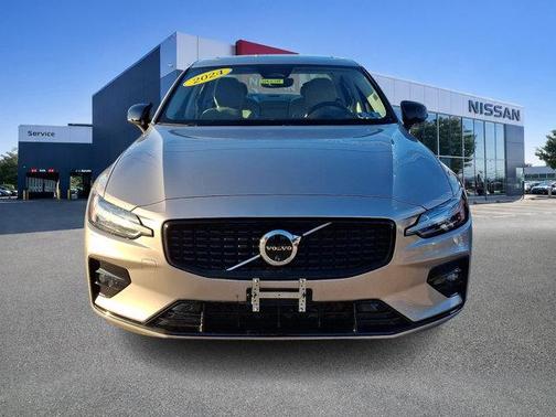 2024 Volvo S60 B5 Plus Dark Theme