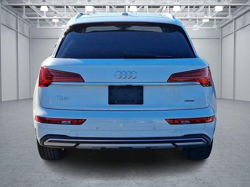 Glacier White Metallic 2021 Audi Q5 45 Premium