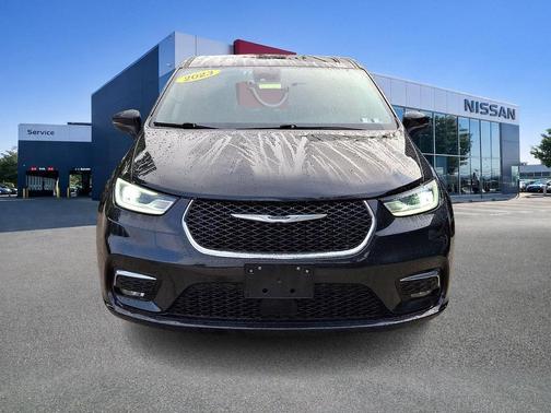 Brilliant Black Crystal Pearlcoat 2023 Chrysler Pacifica Hybrid Touring L