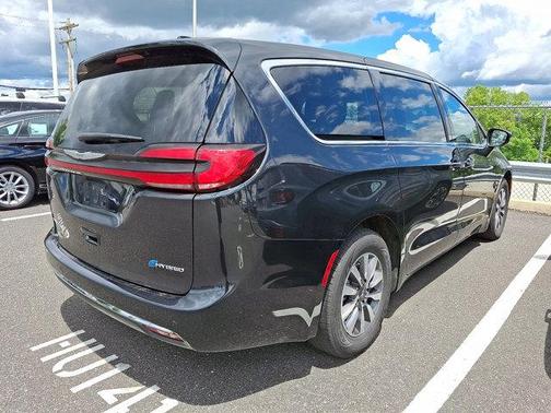 2023 Chrysler Pacifica Hybrid Touring L