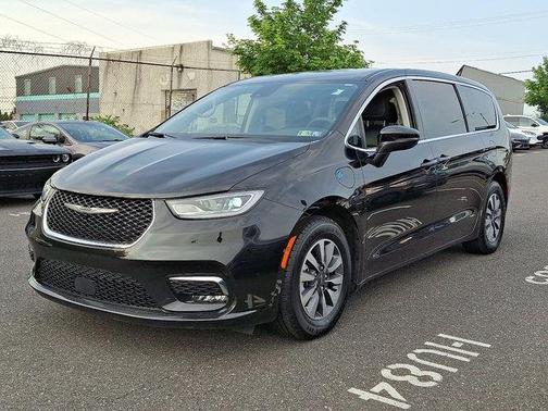 2023 Chrysler Pacifica Hybrid Touring L